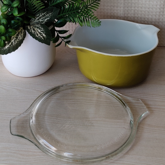 Vintage Pyrex Olive Green Pyrex 1 1/2 Quart Casserole Dish with Lid - Picture 2 of 11